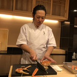 はらまさ - 蟹を捌く 親方。今日のヘアスタイルは夜用です^_^
      イケメンはどんなヘアスタイルも似合いますね