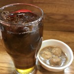 大漁船 - ウーロン茶とサービス（席料）のつくね。各３００円。