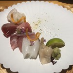 丸新 - お刺身盛り合わせ。旬で旨い魚をちょっとずつ。(^^)