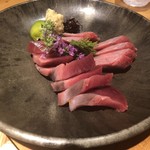 丸新 - スマカツオの刺身。カツオとマグロの中間みたいな旨味あり。(^^)