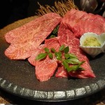 Nikushou Kogiya Entei - 特選和牛3種大皿盛りと牛タン