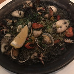 ミュゼ茶屋町 スパニッシュイタリアン＆テラス - アサリとトマトのイカ墨パエリアSサイズ