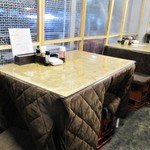 本陣餃子 - 店内の様子。テーブル席が 温かな 炬燵になっています。　　　　　　2018.11.22