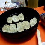 五十番 - 焼き餃子 すでにひとつ食べてます。