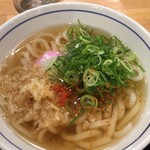 ウエスト 天神昭和通り店 - ウエストさんの「かけうどん」ネギと揚げ玉投入後