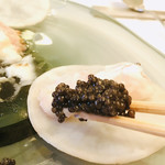 やまぐち - コカブ千枚漬け
      白甘鯛、木の芽
      キャビア
      巻き込んで
      
      