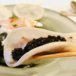 やまぐち - コカブ千枚漬け
      白甘鯛、木の芽
      キャビア
      巻き込んで