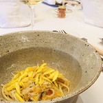 やまぐち - 菊の花と蟹(解禁前の松葉ガニ)のパスタ
      