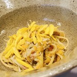 やまぐち - 菊の花と蟹(解禁前の松葉ガニ)のパスタ
      