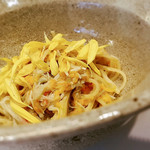 やまぐち - 菊の花と蟹(解禁前の松葉ガニ)のパスタ
      