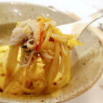 やまぐち - 菊の花と蟹(解禁前の松葉ガニ)のパスタ
      