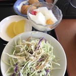 喜多多 - サラダ、杏仁豆腐、春巻き、漬物
