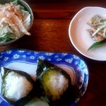 居心 - おにぎり、サラダ、魚揚げ物、味噌汁