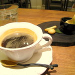 バンチオブピオニース - コーヒー￥500　可愛い木の皿にクッキーが付いてきます♪