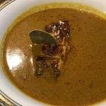 ぐぐカレー。 - ◆チキンカレー・・基準より少し辛目で。 チキンは塩コショウを効かせ、カリッと焼かれて美味しい。 ルーも多様なスパイスを感じ、好みだったようです。