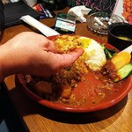 ダルバートダイニング - 手食風景