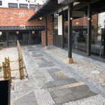 珈琲屋らんぷ - 禁煙席窓から入り口石畳