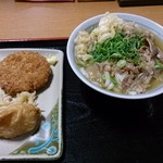 めりけんや - 肉うどん（フリー天かす・ねぎ載せ）と、いなりとメンチカツと