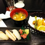 Sushi No Chouzaburou - 寿司、お味噌汁、お魚の天ぷら。天ぷらはサッパリしてるのに旨味が包み込む感じで流石です。