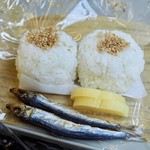 米屋のおにぎり屋 菊太屋米穀店 - おにぎり、目刺し、たくわんのシンプルな姿