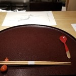 馳走 啐啄一十  - テーブルセット
      仕入れ先の日本地図を添えて