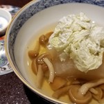 馳走 啐啄一十  - (01)源助大根(金沢県産)、滑子、真昆布(北海道)の縦削り、出汁(いりこ、鰹節、鯖節、あご節)
      淡い琥珀色の真昆布、魚系出汁の5重奏の出汁が源助大根に滲みて、穏やかで円やかな味わいが楽しめます。