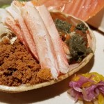 馳走 啐啄一十  - (02)香箱蟹(福井県産)、食用菊
       内子、脚の身、本体の身、外子。
      浜茹された香箱蟹を仕入れるのだそう。
      脚の身の旨みと甘み、内子の甘みとほんのりとした苦味、外子のプチプチ食感、旬の味わいですね♪