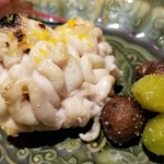 馳走 啐啄一十  - (03)真鱈(新潟県産)の白子の備長炭炙り、銀杏(熊本県産)、零余子(群馬県産)
      炭焼きで炙ると芳ばしさが高まり、表面の少しパリッとした食感と中の濃厚なクリーミーさのコントラストが楽しい。
      悶絶します