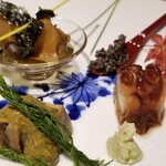 馳走 啐啄一十  - (04)煮黒鮑、アオサ載せ
      黒鮑は柔らかく噛むほどに旨みが拡がり、肝ソースの磯の薫り、川のりの清廉な薫りが鼻腔を抜けていきます。
      
      (05)真蛸の桜煮産
      (06)真つぶ貝
      (07)フレッシュキャビア