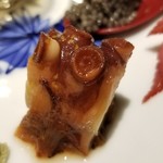 馳走 啐啄一十  - (05)真蛸(香川県産)の桜煮産
      卵期は初夏～初秋、寿命1年、晩秋～冬は旨みが強くなります。
      柔らかくもほんの少し噛み応えを残した仕上がり。
      噛めば噛むほど蛸の美味しさが拡がります。