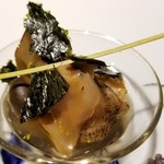 馳走 啐啄一十  - (06)真つぶ貝(北海道襟裳産)
      産卵期は晩秋～春、旬は春
      薄味で煮た真つぶ貝は軟らかくて、食感はムニュムニュ。
      噛めば噛むほど旨みと甘みが拡がります。