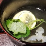 馳走 啐啄一十  - (08)渡り蟹(北海道函館産)の真薯、白木耳、木耳、利尻昆布と鮪節の出汁のお椀
      真薯は渡り蟹の薫り、味わいには深みがあり、白木耳は透き通る旨み、木耳は穏やかな旨みと違いが楽しめます。