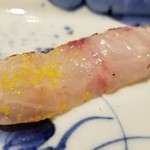 馳走 啐啄一十  - (14)赤鯥(ノドグロ)(山形県庄内産)(5日寝かせ)
      旬の脂のりは、日本海>大平洋>東シナ海の順ですね。
      炙りで脂を活性化してあり、濃厚な旨みと甘み、口腔無いに余韻を残します。