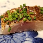馳走 啐啄一十  - (16)カマス(神奈川県佐島産)(3日寝かせ)
      産卵期は夏、旬は秋～冬
      この時期のカマスは炙ると芳ばしくて、旨みも増して、美味しいです。
      炙りが続きますが、どの魚も個性的な味わいで楽しい。