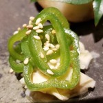 馳走 啐啄一十  - (20)白甘鯛の炭火焼き、万願寺唐辛子、湯葉
      付き合わせとして、万願寺唐辛子を素揚げして出汁に浸して冷してあり、湯葉と共に口休めとして頂きます。