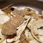 馳走 啐啄一十  - (22)冬トリュフ(イタリア産)ご飯(プレーン&生玉子入り)、筋子ほぐしイクラ(北海道産)載せ
      冬トリュフの華やかで艶やかな薫りが立ち昇って来ます。
      口腔内が薫りで溢れ、満ち足りた気持ちになります。