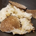 馳走 啐啄一十  - (22)冬トリュフ(イタリア産)ご飯(プレーン)
      冬トリュフの華やかで艶やかな薫りが立ち昇って来ます。
      口腔内が薫りで溢れ、満ち足りた気持ちになります。
      この日は玉子入りの写真を撮り忘れ