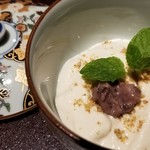 馳走 啐啄一十  - (23)胡麻プリン
      モチモチぶるぶるな食感と控えめな甘さ。
      滑らかな口溶け。
      こし餡も溶ける様な円やかさ。
      白胡麻の香りが宴の終演を彩ります。