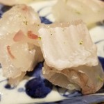 馳走 啐啄一十  - (09)鮃(熊本県天草産)(3日寝かせ)
      少し寝かせて甘い鮃の旨み引き出してあります。
      
      (10)鮃縁側(熊本県天草産)(5日寝かせ)
      当然ながら身よりも脂のりがよく、甘みもしっかり。