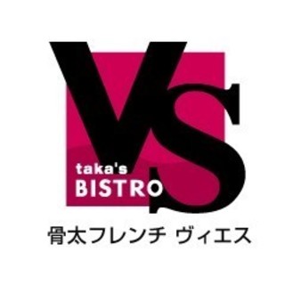 一階エントランスの集合看板のこのロゴが目印ビル3階です