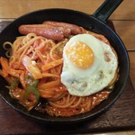 喫茶 とおりみち - 鉄板ナポリタン目玉焼きのっけ（950円）