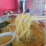 Aji-Q - 細縮れ麺はチェーン店専用麺