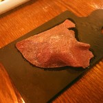 Taishuu Wagyuu Sakaba Konro Ya - お通しの炙り肉寿司