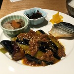 コウタ - 【日替りランチ \700】今日のメインのおかずは『なすみそ炒め』と『塩サバ焼き』