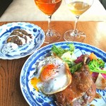 ブリコラージュ ブレッド アンド カンパニー ダイニング・カフェ - アリス卵トッピングの青森県産鴨モモ肉のコンフィ、ハニーマスタードソース。サラダも添えられています。お肉に下味がついていて、そのお味がソースと素敵にマッチングしています！！おいしい☆　20181201