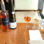 ブリコラージュ ブレッド アンド カンパニー ダイニング・カフェ - 琥珀色がきれいなワイン、お料理に合わせて選んでいただいたもの。20181201　このアンバーワインの香りが、印象的です。こういう色合いとお味のワインも、あるんですね～♡(^ー^)