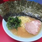ラーメン＋のり増し！家系ラーメンです！！(☆∀☆)