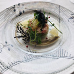 ズワイ蟹と アボカド、文旦濃厚カニ味噌ソース ピンクペッパーのアクセント