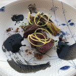 アロマフレスカ - 蝦夷鹿のロースト 黒胡麻ソース 下仁田葱のロースト、黄ビーツ、粒マスタード 