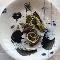 アロマフレスカ 名古屋 - 蝦夷鹿のロースト 黒胡麻ソース 下仁田葱のロースト、黄ビーツ、粒マスタード 